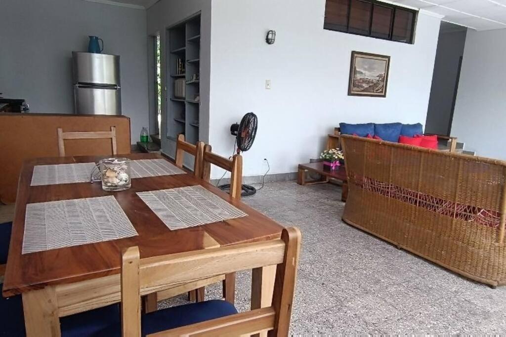 Casa Del Lago Las Veraneras San Salvador